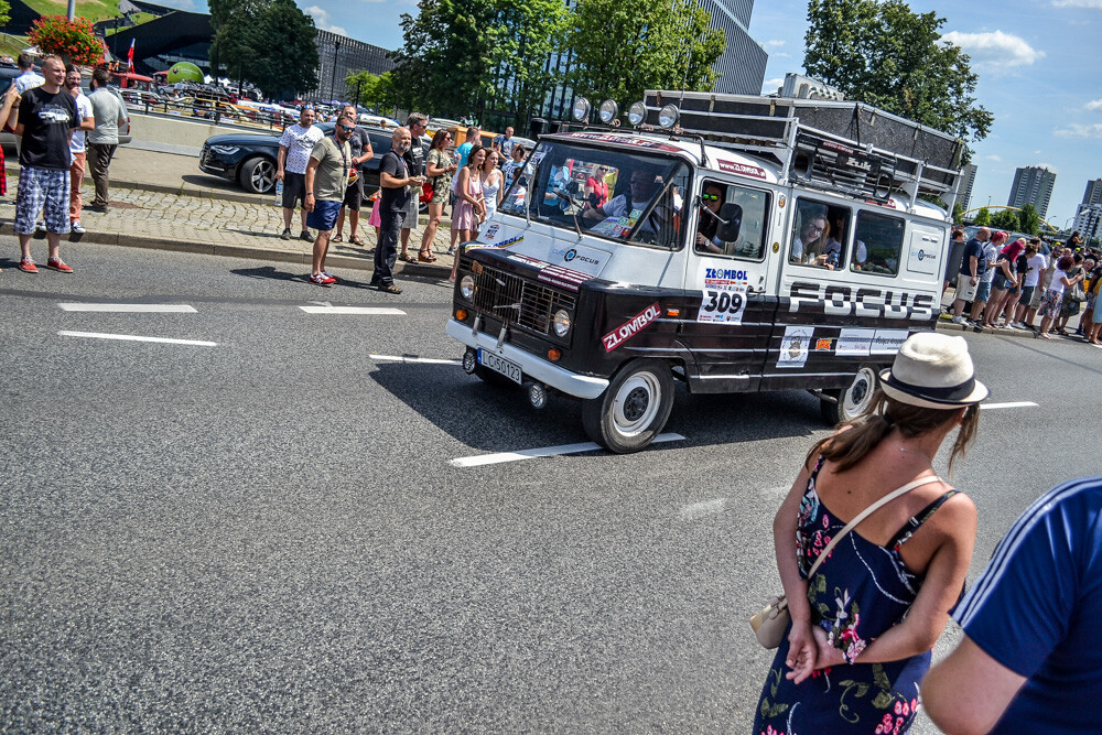 Największy charytatywny rajd samochodowy na świecie, Złombol, wyruszył po raz trzynasty w trasę po Europie. Tym razem uczestnicy wyjątkowej imprezy jadą do Irlandii, czeka ich długa trasa. My obserwowaliśmy start tegorocznych zawodów.